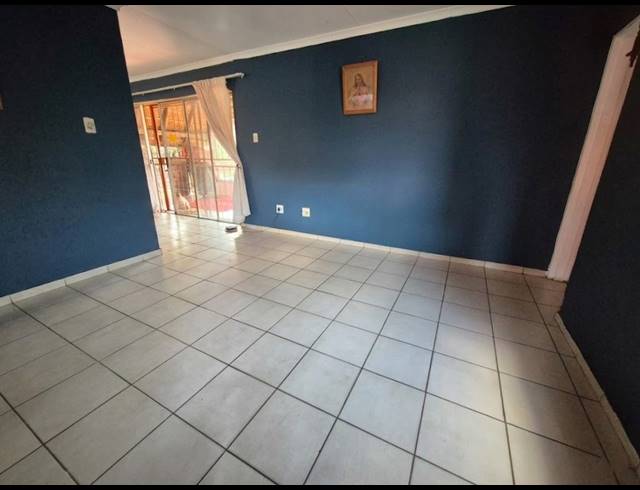 3 BEDROOM TOWNHOUSE FOR SALE IN VANDERBIJLPARK CE 2